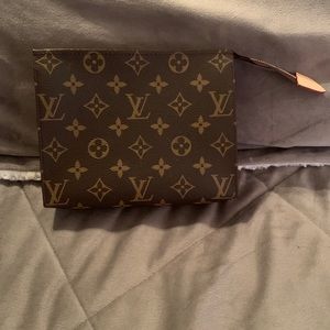 Louis Vuitton Toiletry 19